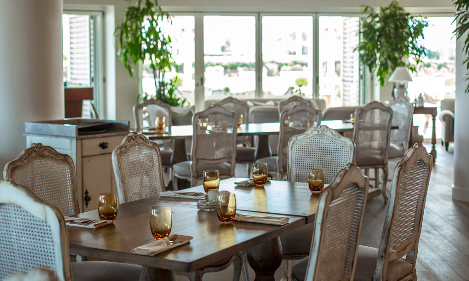 Large, Beautiful Downton Restaurant In Calgary! For Sale 1