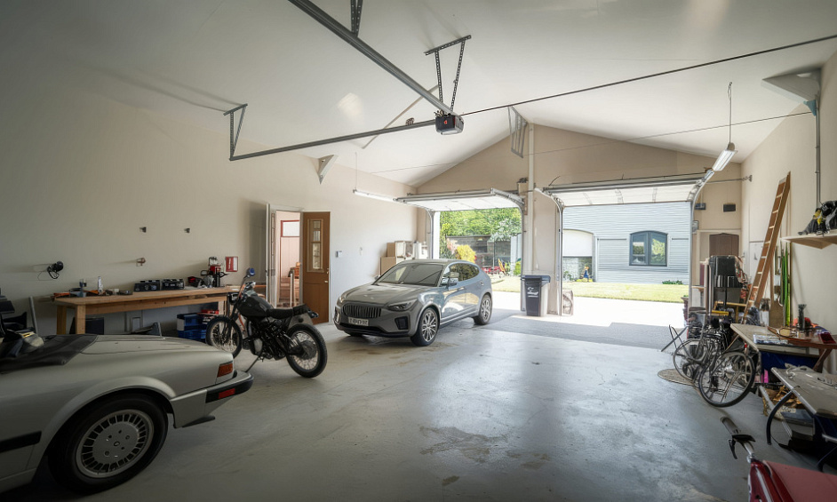 Profitable And Resilient Body Shop In Mirabel For Sale 1
